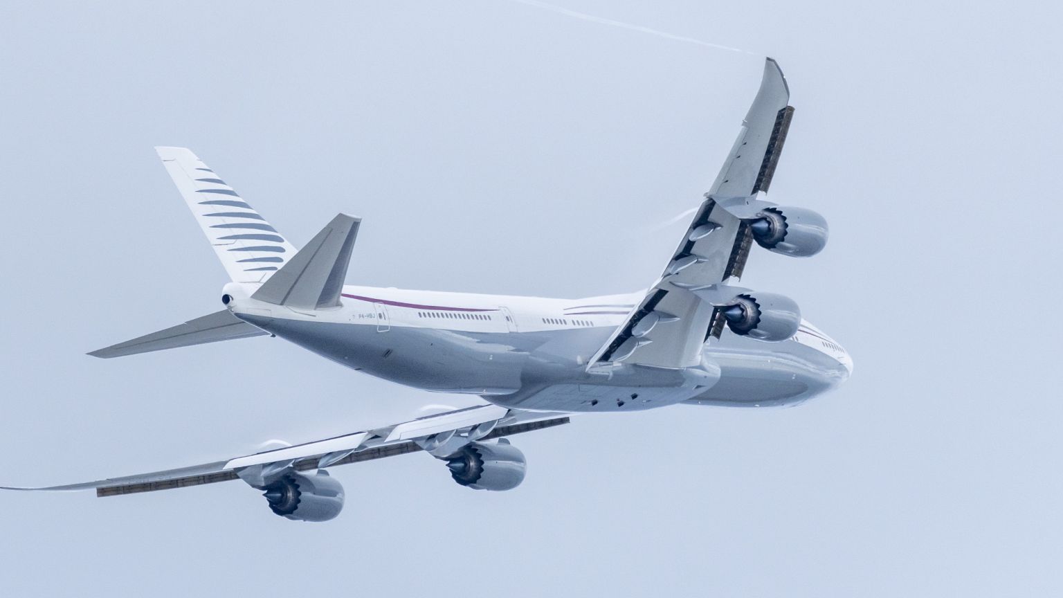 Un Boeing privé que le président Donald Trump a visité décolle de l'aéroport international de Palm Beach, le 16 février 2025.