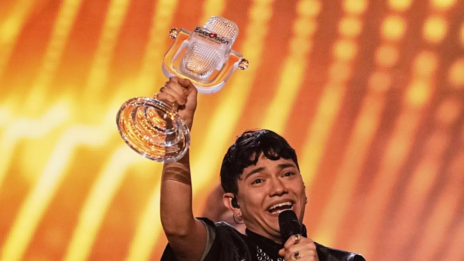 JJ (Autriche) brandit le trophée qu'il a remporté avec la chanson "Wasted Love" lors du 69e Concours Eurovision de la chanson, à Bâle (Suisse), le 18 mai 2025.