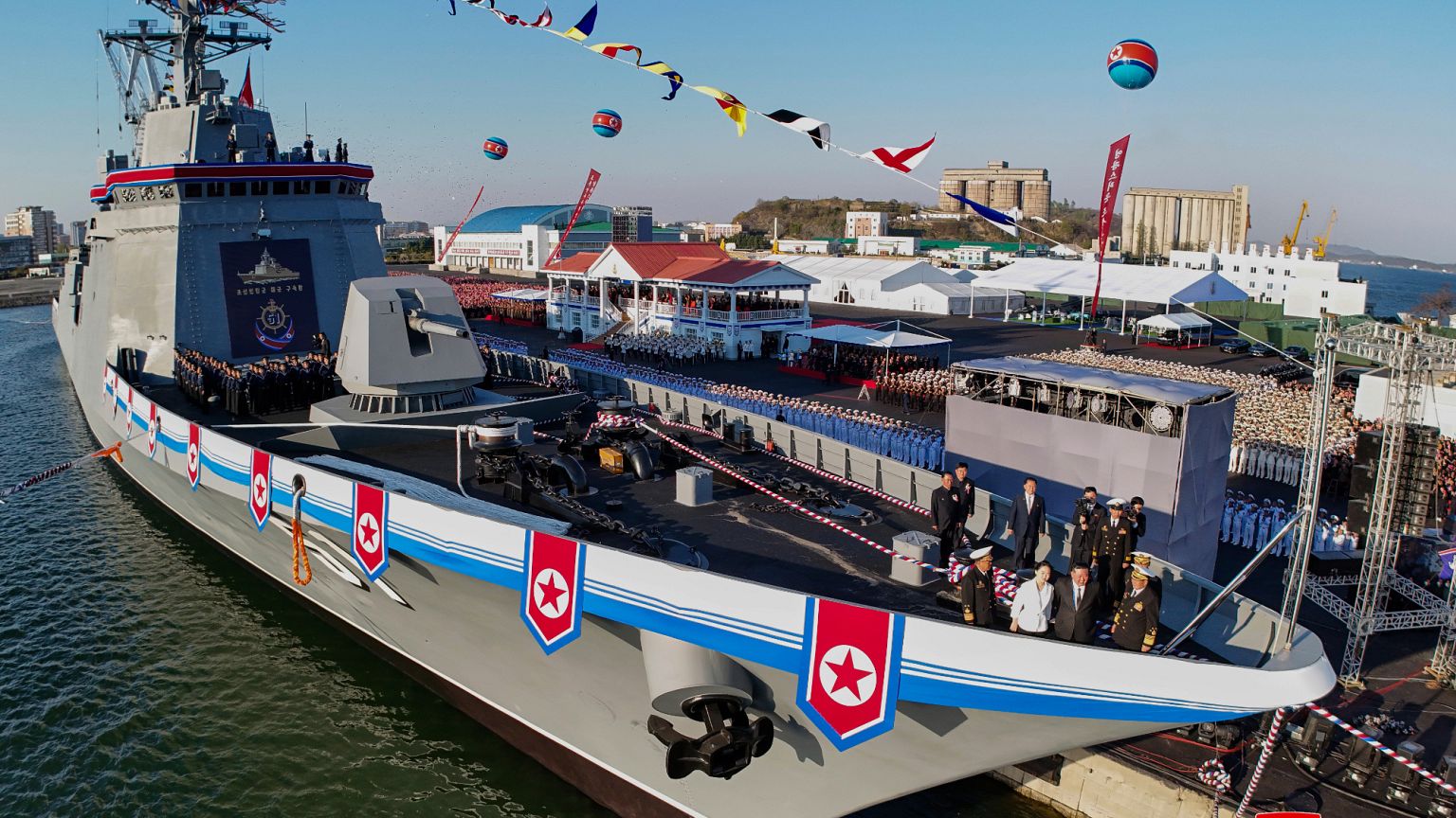 Kim Jong-un et sa fille assistent à une cérémonie de lancement dans un port occidental de Nampo, en Corée du Nord, le 25 avril 2025.