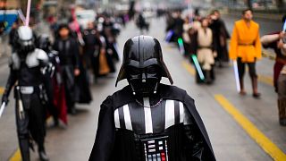 Des fans déguisés participent à un défilé célébrant le mois de mai comme le mois de Star Wars, à Santiago, au Chili, samedi 17 mai 2025