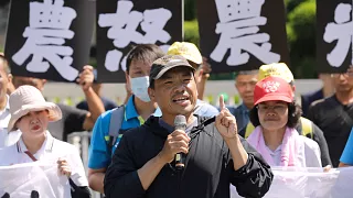 Des agriculteurs taïwanais protestent contre le projet du gouvernement de réduire à zéro les droits de douane sur les produits agricoles américains à Taipei, Taïwan, vendredi 16 mai 2025.