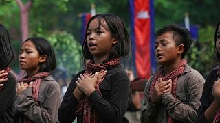 Des étudiants cambodgiens de l'Université Royale des Beaux-Arts rejouent en interprétant la danse des Khmers Rouges, en périphérie de Phnom Penh, Cambodge, mardi 20 mai 2025