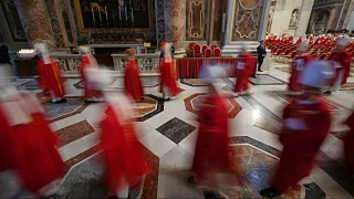Les cardinaux quittent la basilique Saint-Pierre du Vatican après la messe du quatrième des neuf jours de deuil du pape François, mardi 29 avril 2025.