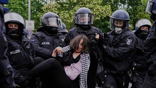 Les policiers arrêtent un manifestant pro-palestinien lors d'une manifestation pour commémorer la Journée de la Nakba à Berlin, Allemagne, jeudi 15 mai 2025