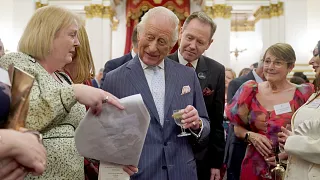 Le roi Charles III de Grande-Bretagne s'adresse aux invités lors d'une réception au palais de Buckingham à Londres, le 30 avril 2025.