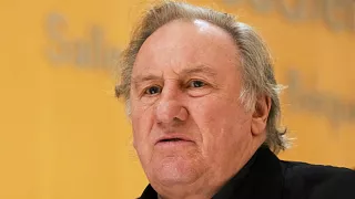 Gérard Depardieu est jugé à Rome après avoir frappé un photographe - Photo : Depardieu au procès de Paris - 26 mars 2025